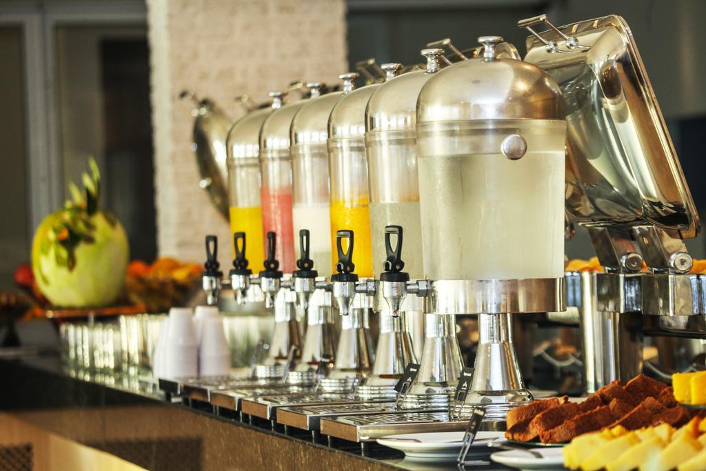 Gran Mareiro Hotel Fortaleza  Luaran gambar Juice dispensers